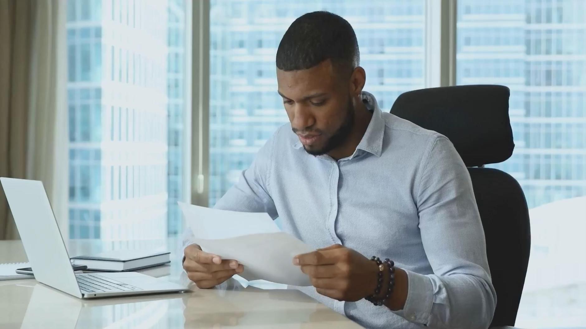 Participant travaillant sur un projet de collaboration communautaire